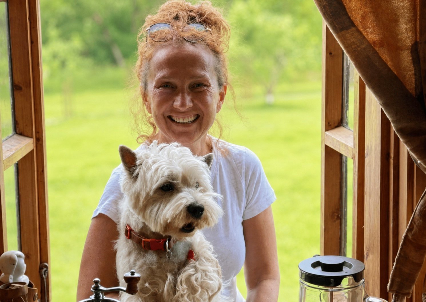 LikePets šeimos narė su savo šunimi Arčiu